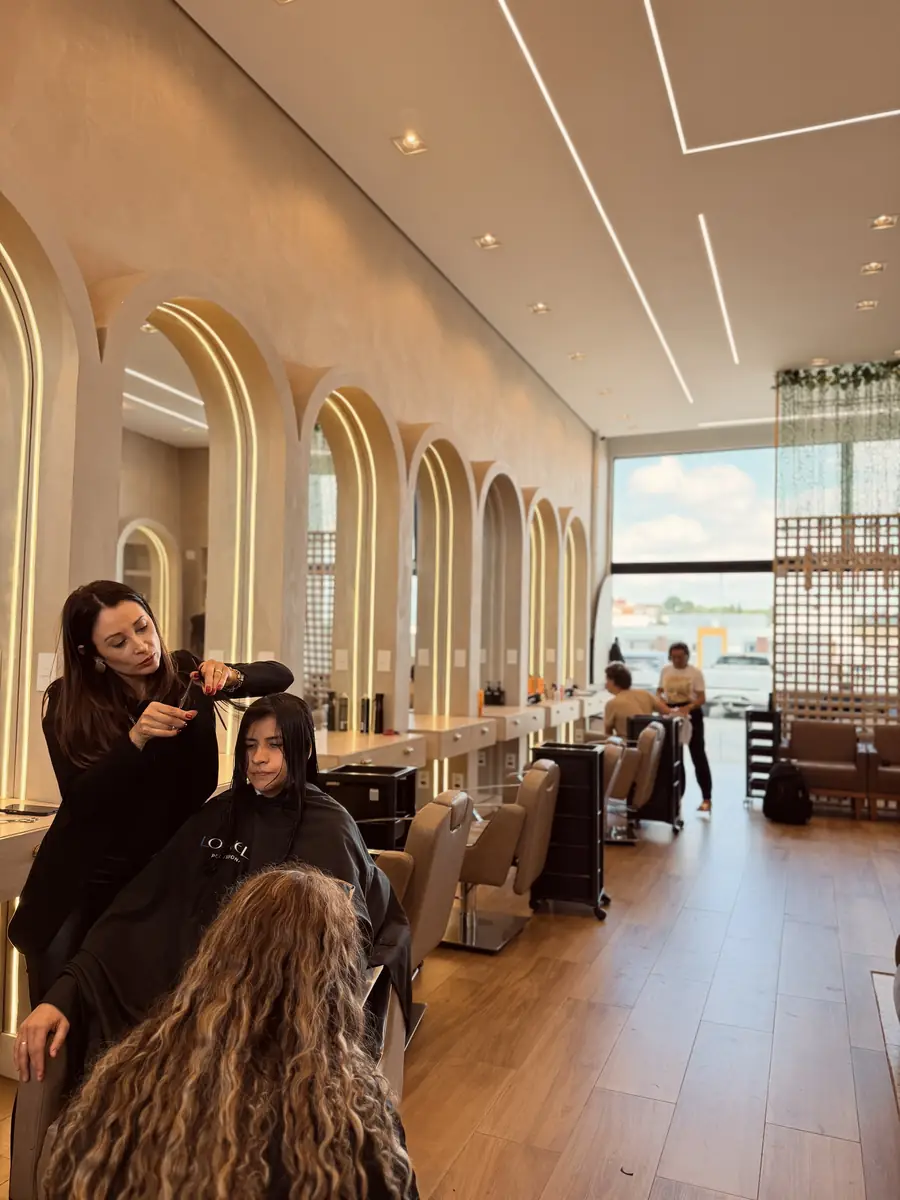 Profissional cuidando do cabelo de uma cliente