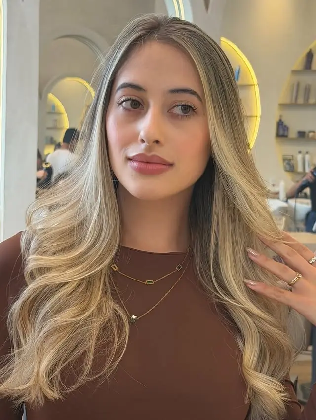 Cabelo loiro com luzes, resultado de coloração na Allume