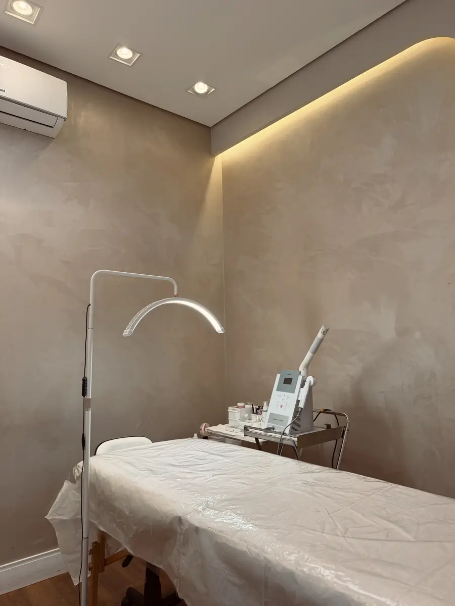 Sala de estética com maca e iluminação suave